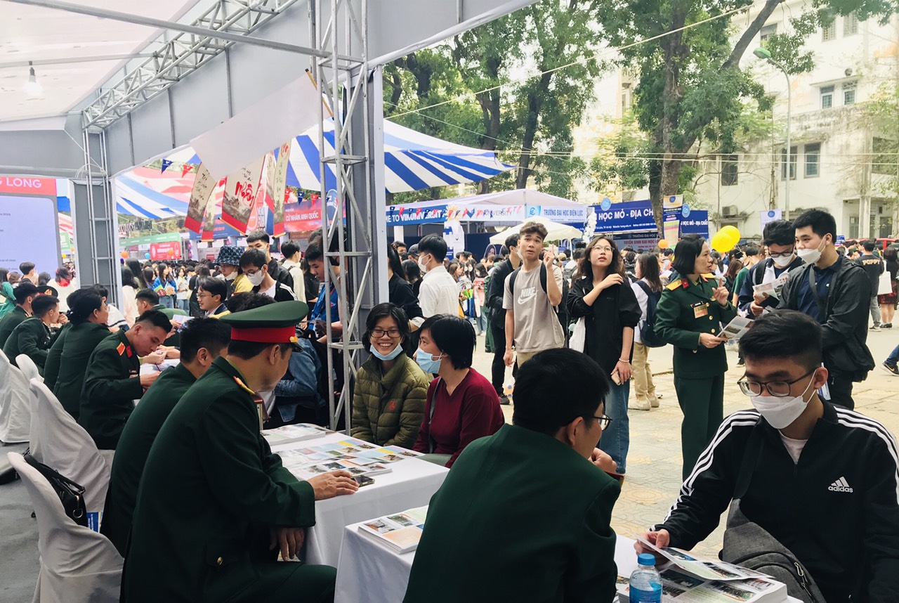 Cán bộ, nhân viên, học viên các học viện, nhà trường quân đội tham gia tư vấn tuyển sinh