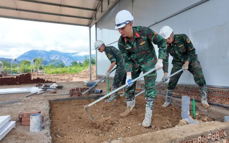 TRANH THỦ TỪNG PHÚT, TỪNG GIỜ DỰNG XÂY NHỮNG MÁI ẤM GIÚP ĐỒNG BÀO VÙNG LŨ MƯỜNG THAN