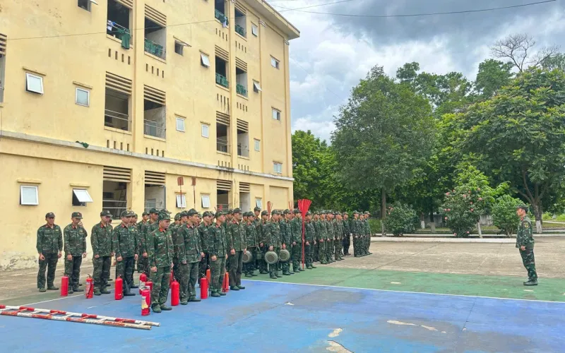 TIỂU ĐOÀN 1 VÀ TIỂU ĐOÀN 4 TỔ CHỨC LUYỆN TẬP PHƯƠNG ÁN PHÒNG CHỐNG CHÁY NỔ TRONG THỰC HIỆN TRỰC SẴN SÀNG CHIẾN ĐẤU HÈ NĂM 2026