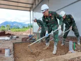 TRANH THỦ TỪNG PHÚT, TỪNG GIỜ DỰNG XÂY NHỮNG MÁI ẤM GIÚP ĐỒNG BÀO VÙNG LŨ MƯỜNG THAN