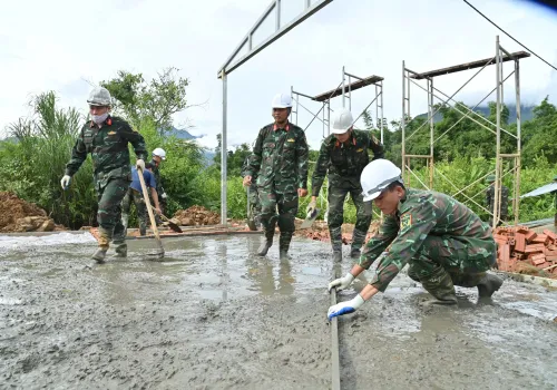 DỰNG XÂY NHỮNG MÁI ẤM NƠI TÂM LŨ MƯỜNG THAN - DẤU ẤN TRÁCH NHIỆM CỦA CÁN BỘ, GIẢNG VIÊN, HỌC VIÊN HỌC VIỆN HẬU CẦN