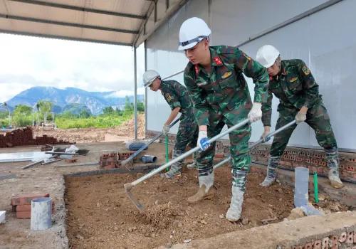 TRANH THỦ TỪNG PHÚT, TỪNG GIỜ DỰNG XÂY NHỮNG MÁI ẤM GIÚP ĐỒNG BÀO VÙNG LŨ MƯỜNG THAN