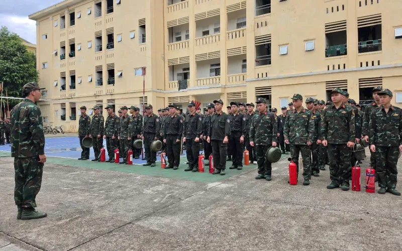 TIỂU ĐOÀN 4 TỔ CHỨC LUYỆN TẬP PCCN CHO LỰC LƯỢNG TRỰC HÈ ĐỢT 2