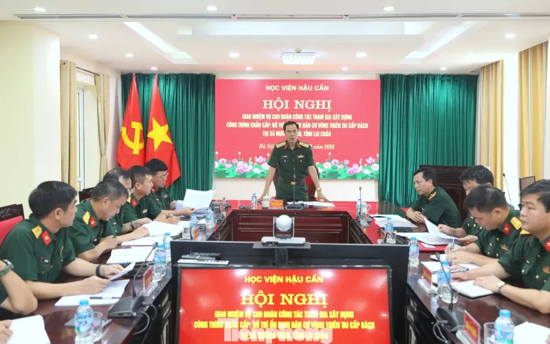 48 HỌC VIÊN GÁC ĐỒ ÁN TỐT NGHIỆP LÊN VÙNG LŨ DỰNG NHÀ CHO ĐỒNG BÀO