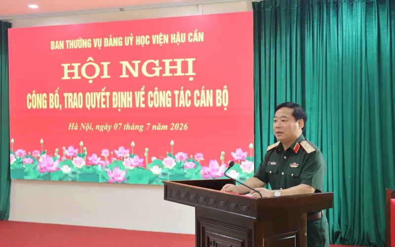 HỌC VIỆN HẬU CẦN CÔNG BỐ, TRAO QUYẾT ĐỊNH VỀ CÔNG TÁC CÁN BỘ