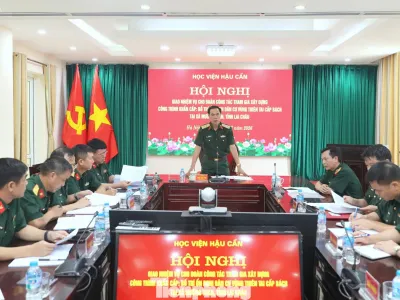 48 HỌC VIÊN GÁC ĐỒ ÁN TỐT NGHIỆP LÊN VÙNG LŨ DỰNG NHÀ CHO ĐỒNG BÀO