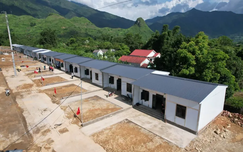 HỌC VIỆN HẬU CẦN VÀ BỘ CHỈ HUY QUÂN SỰ TỈNH LAI CHÂU: VƯỢT NẮNG, THẮNG MƯA, BÀN GIAO 7 MÁI ẤM CHO NHÂN DÂN MƯỜNG THAN