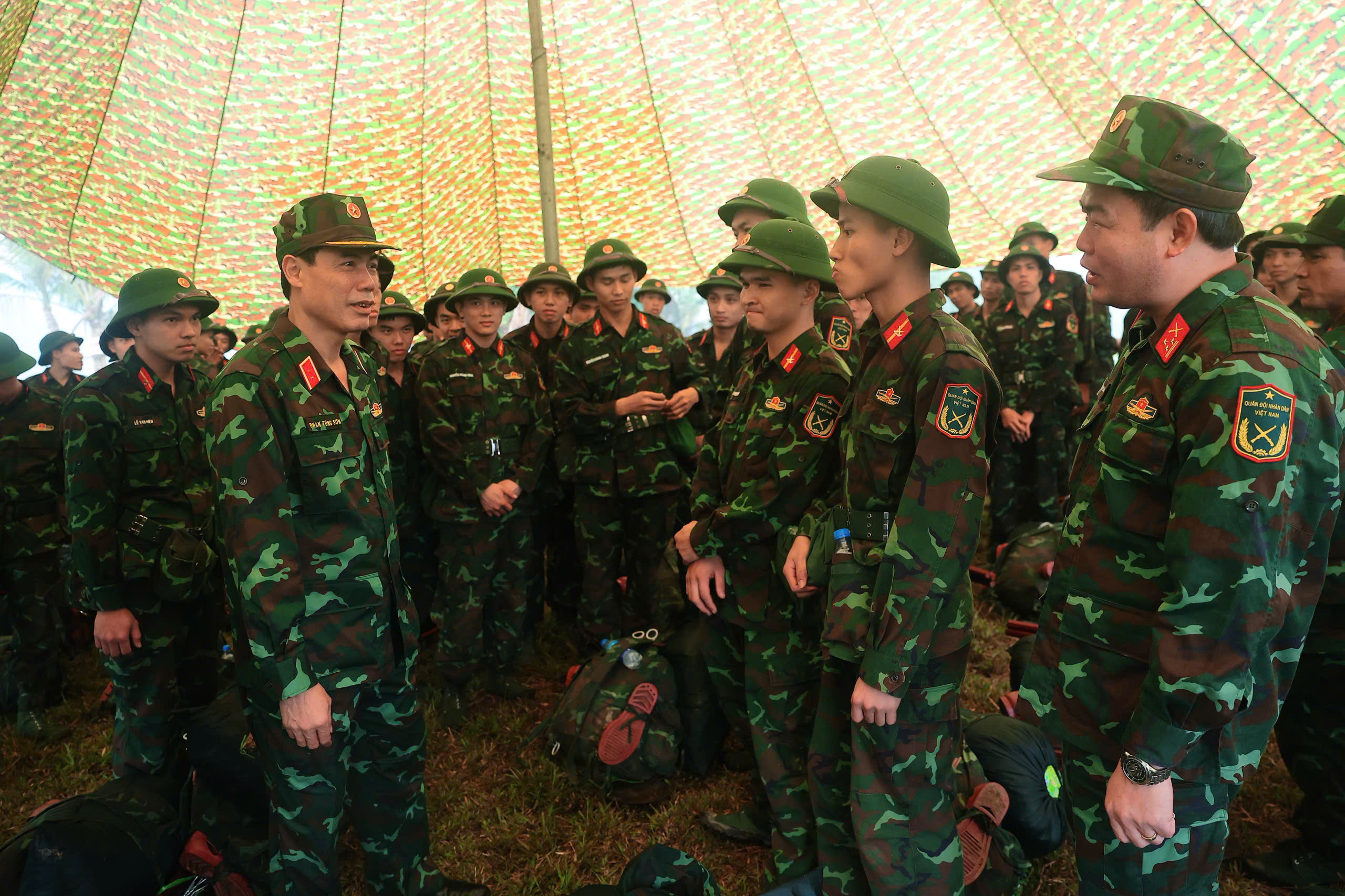 TỪ GIẢNG ĐƯỜNG ĐẾN ĐƯỜNG HÀNH QUÂN, NGƯỜI THẦY CŨNG LÀ NGƯỜI ĐỒNG CHÍ