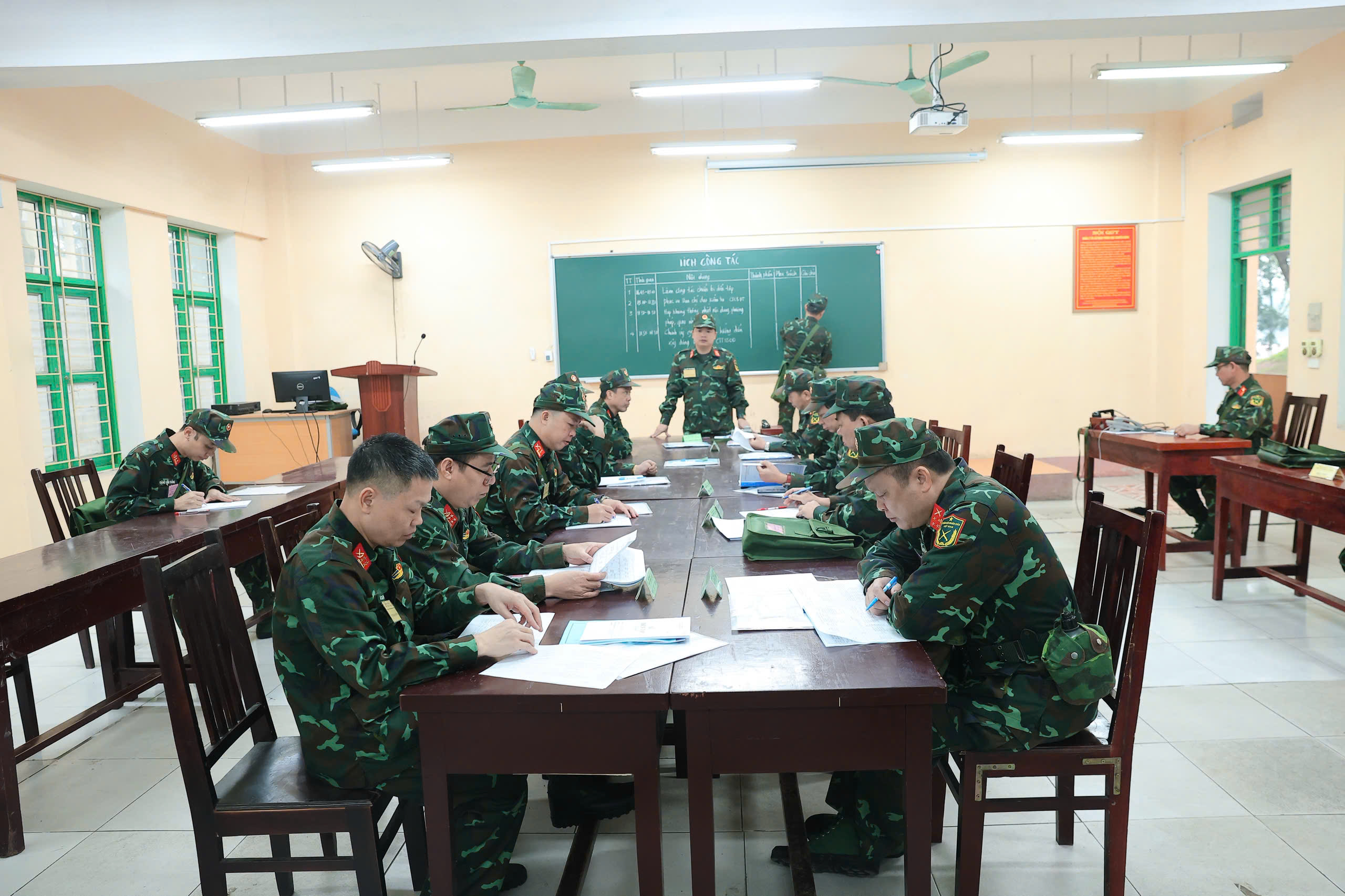 HỌC VIỆN HẬU CẦN TỔ CHỨC DIỄN TẬP CHỈ HUY - CƠ QUAN 1 BÊN 2 CẤP TRÊN BẢN ĐỒ KẾT HỢP THỰC ĐỊA CHO HỌC VIÊN CÁC CHUYÊN NGÀNH