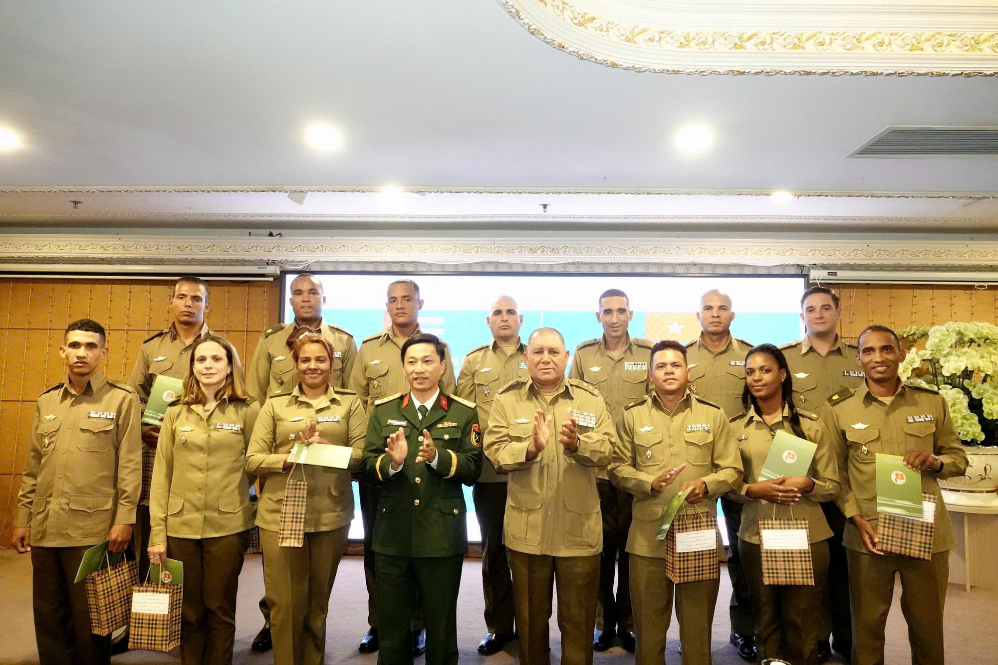 CUỘC GẶP MẶT ĐẶC BIỆT  GIỮA SĨ QUAN TRẺ HAI NƯỚC VIỆT NAM - CUBA ANH EM