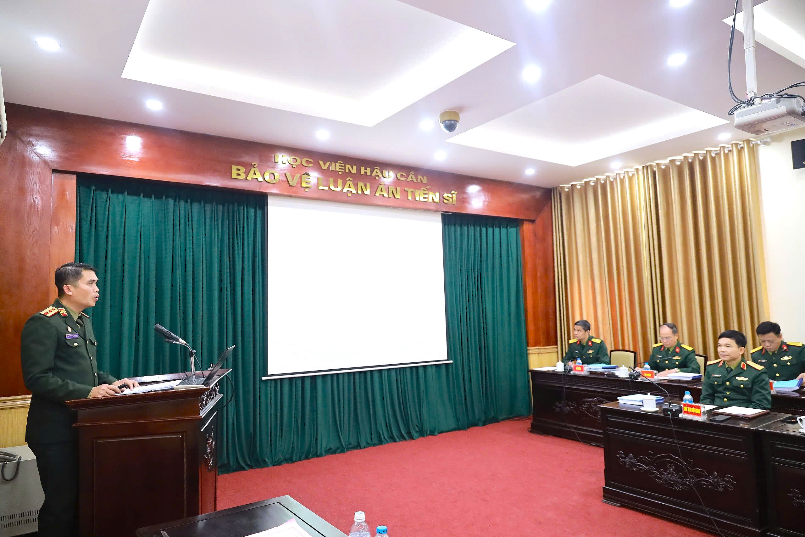 HỌC VIỆN HẬU CẦN TỔ CHỨC BẢO VỆ LUẬN ÁN CẤP CƠ SỞ CHO NGHIÊN CỨU SINH BUN XAI CHA LƠN SÚC