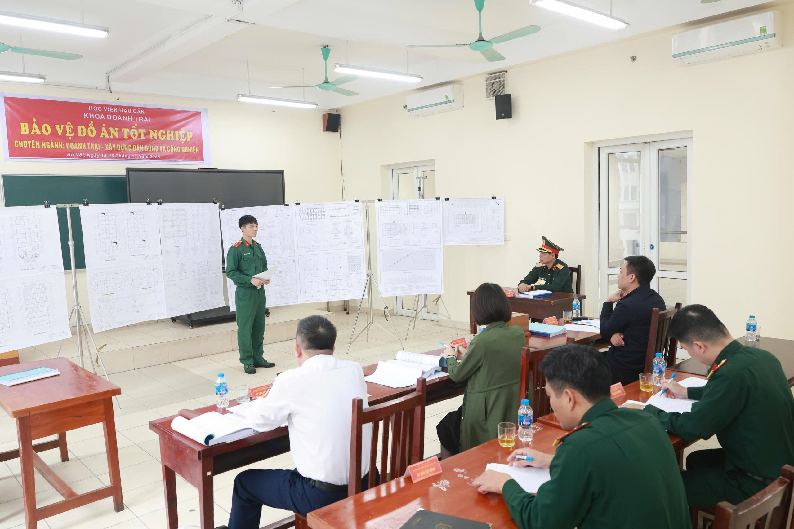 HỌC VIỆN HẬU CẦN TỔ CHỨC BẢO VỆ ĐỒ ÁN TỐT NGHIỆP CHO HỌC VIÊN KHÓA 27 - ĐÀO TẠO SĨ QUAN HẬU CẦN CẤP PHÂN ĐỘI TRÌNH ĐỘ ĐẠI HỌC, CHUYÊN NGÀNH NGÀNH DOANH TRẠI – XÂY DỰNG DÂN DỤNG VÀ CÔNG NGHIỆP, NĂM HỌC 2025-2026