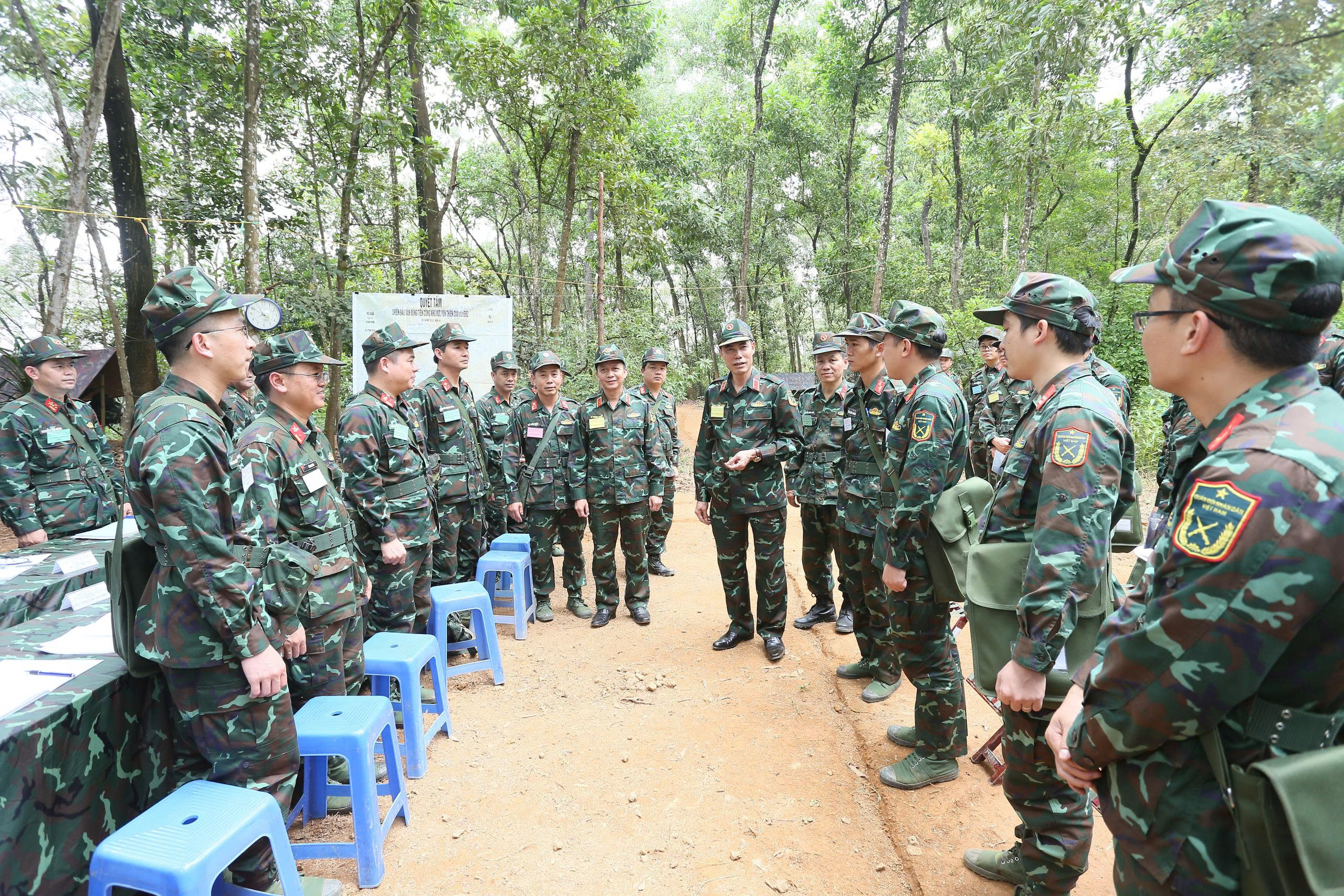 HƠI ẤM CHỈ HUY NƠI THAO TRƯỜNG DIỄN TẬP