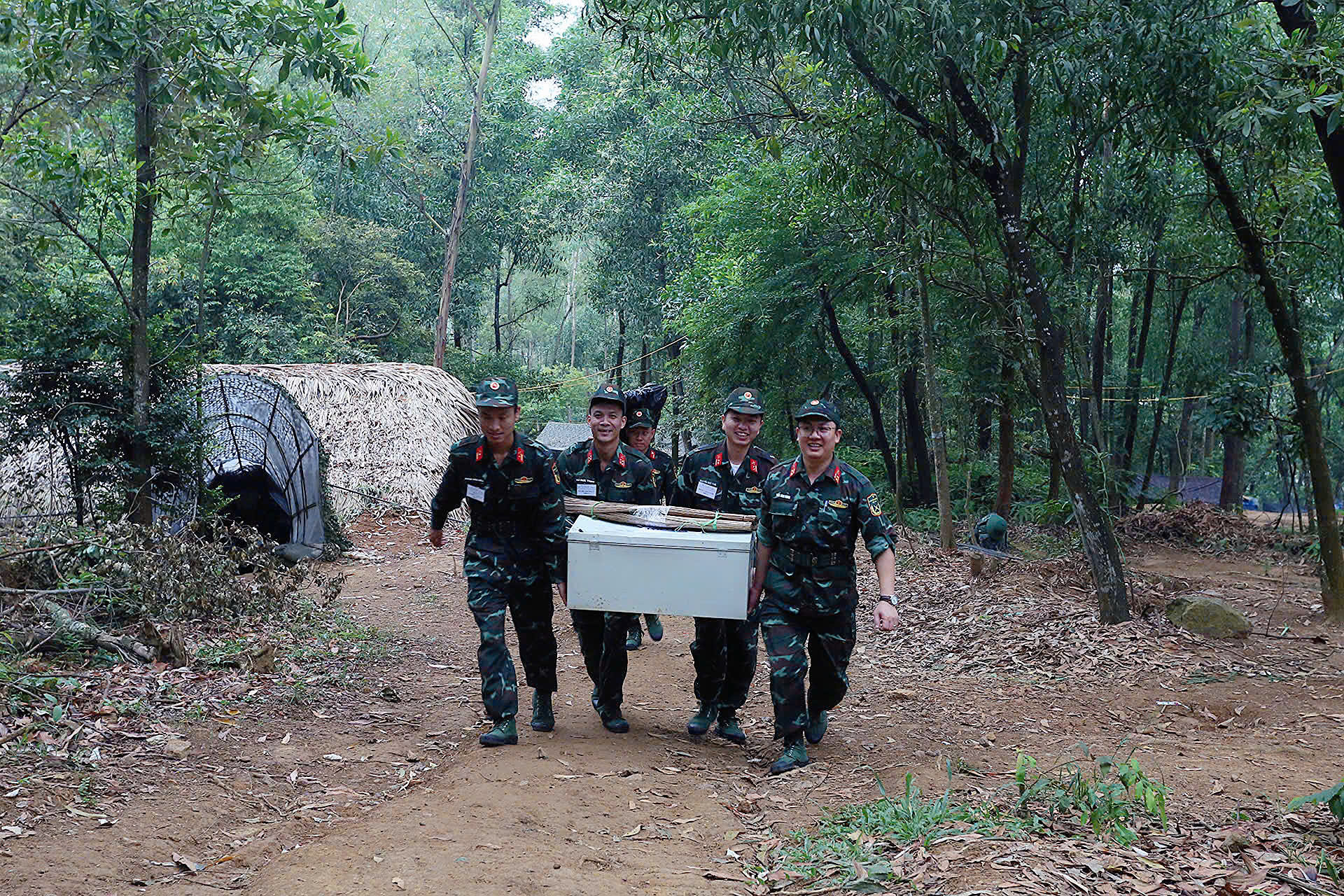 TRONG GIAN KHÓ CÀNG THÊM THẮM TÌNH ĐỒNG CHÍ