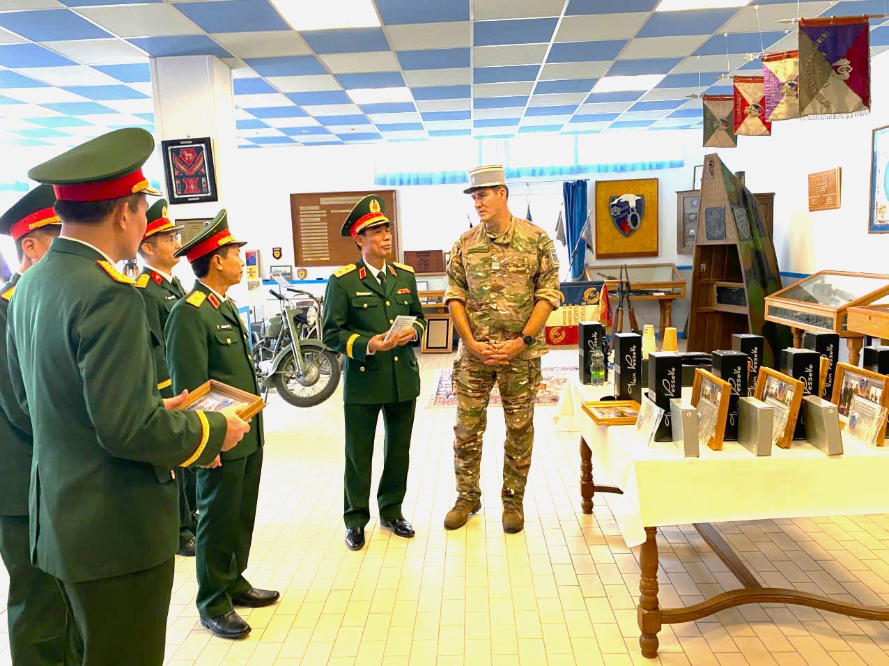 HỌC VIỆN HẬU CẦN - BỘ TƯ LỆNH LỤC QUÂN PHÁP:  TRAO ĐỔI, THAM QUAN, VUN ĐẮP QUAN HỆ HỢP TÁC  HẬU CẦN - KỸ THUẬT QUÂN SỰ