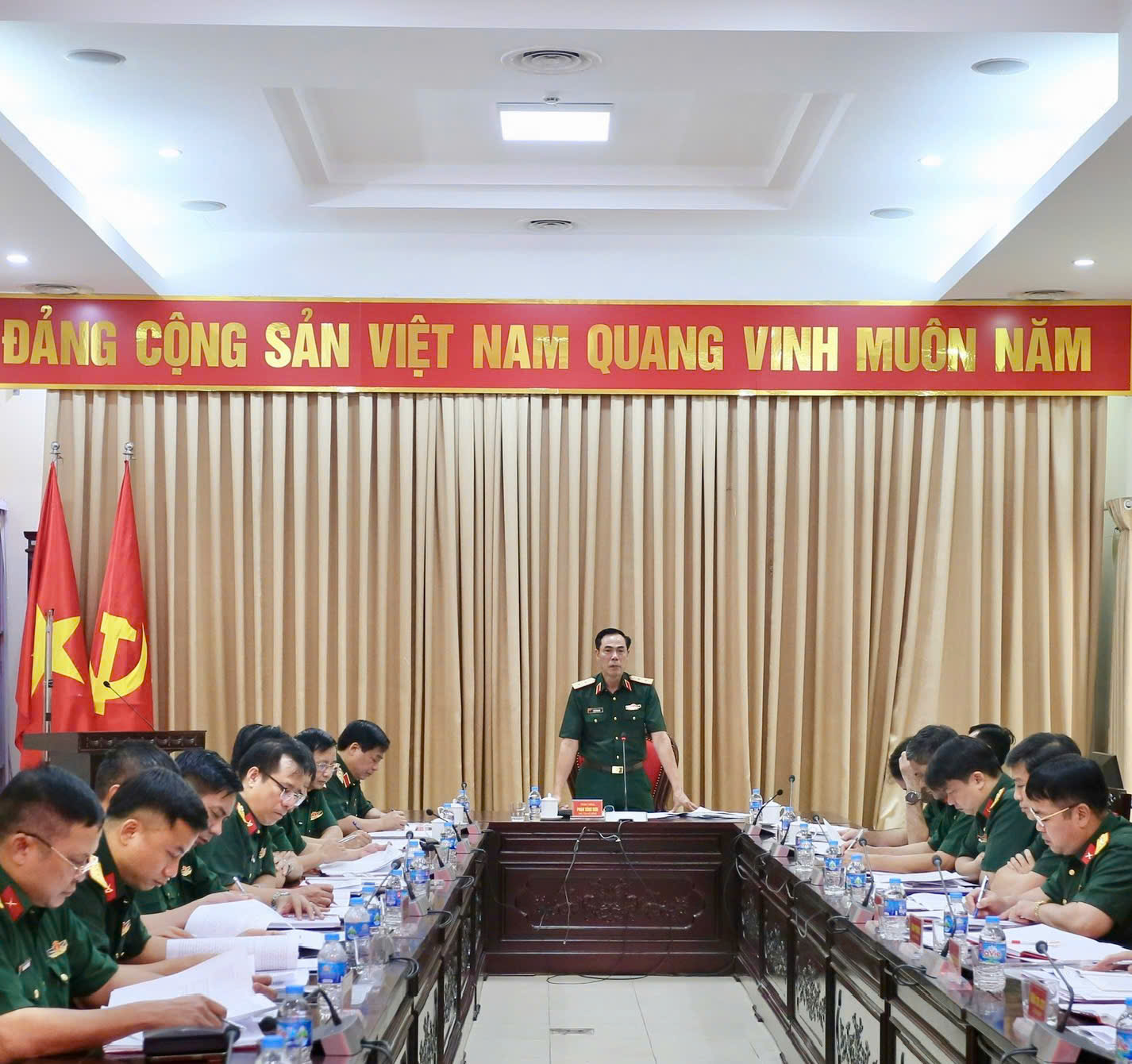 XÂY DỰNG ĐỘI NGŨ CÁN BỘ DOANH TRẠI “VỪA HỒNG, VỪA CHUYÊN”