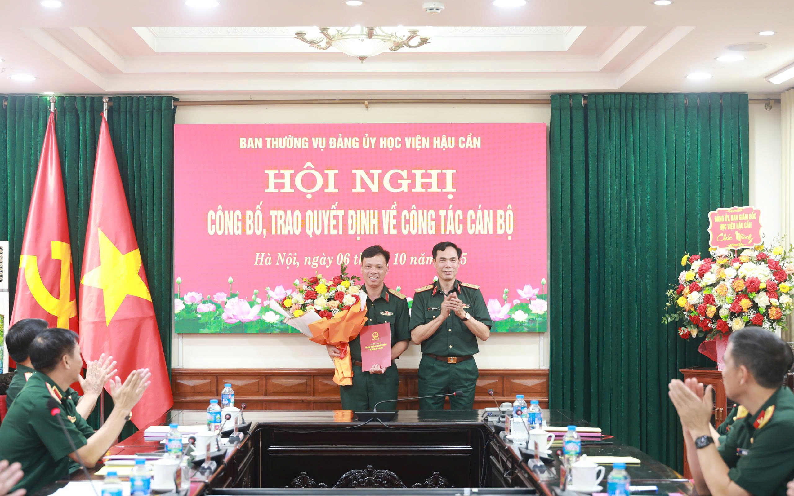 TRAO QUYẾT ĐỊNH NÂNG LƯƠNG CẤP TƯỚNG TRƯỚC THỜI HẠN  ĐỐI VỚI ĐỒNG CHÍ PHÓ GIÁM ĐỐC HỌC VIỆN HẬU CẦN