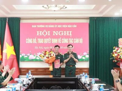 TRAO QUYẾT ĐỊNH NÂNG LƯƠNG CẤP TƯỚNG TRƯỚC THỜI HẠN  ĐỐI VỚI ĐỒNG CHÍ PHÓ GIÁM ĐỐC HỌC VIỆN HẬU CẦN