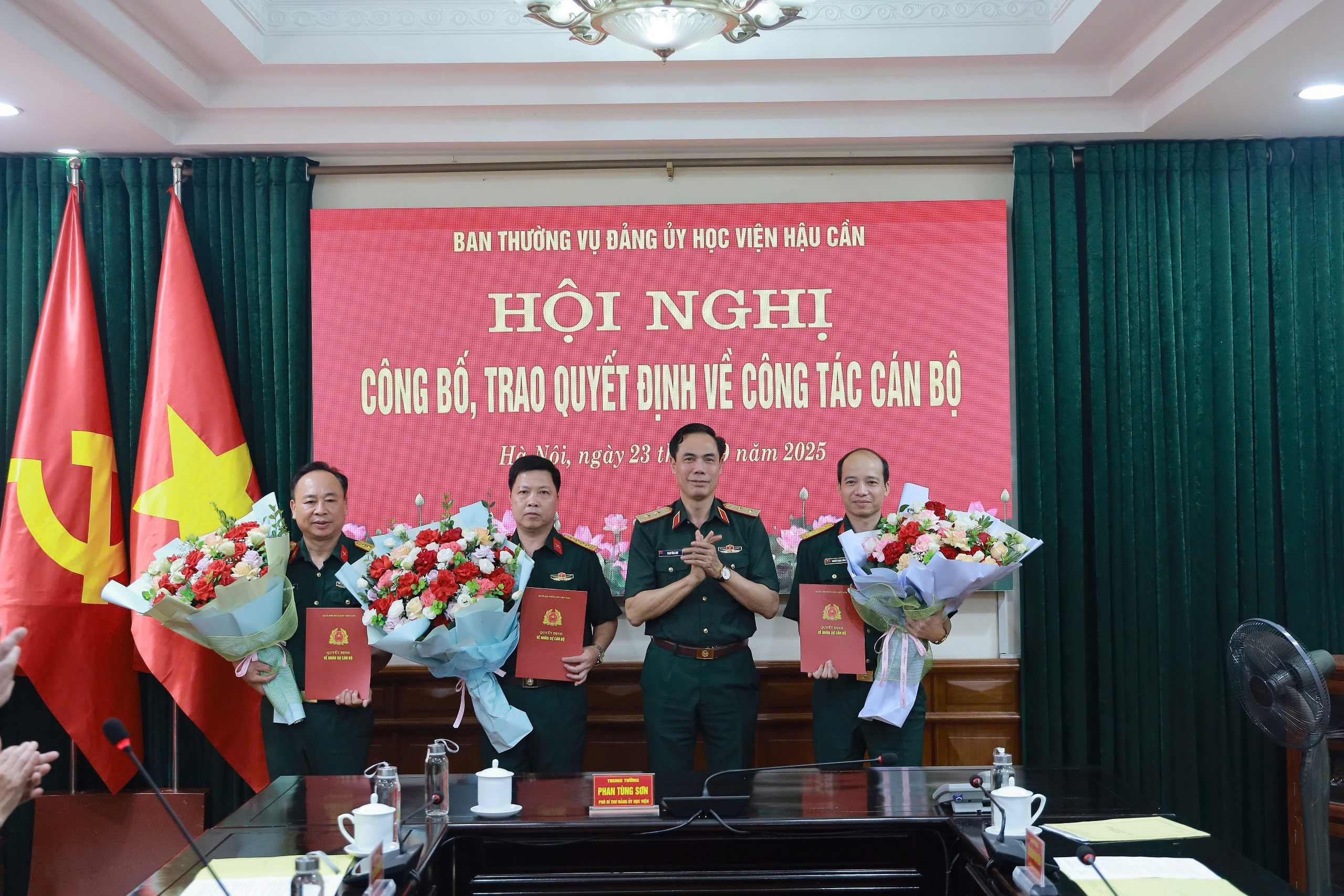 HỌC VIỆN HẬU CẦN CÔNG BỐ, TRAO QUYẾT ĐỊNH VỀ CÔNG TÁC CÁN BỘ