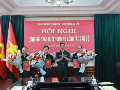 HỌC VIỆN HẬU CẦN CÔNG BỐ, TRAO QUYẾT ĐỊNH VỀ CÔNG TÁC CÁN BỘ