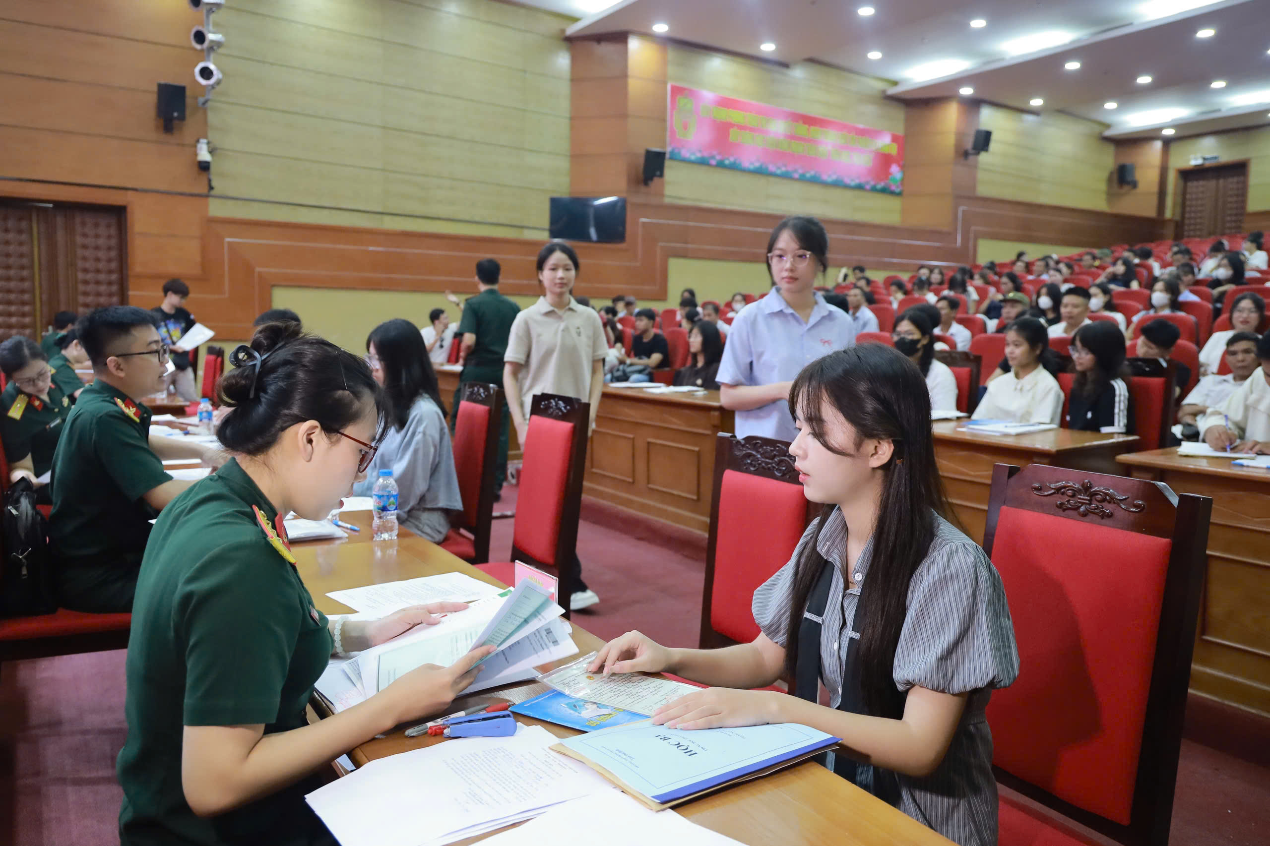 TÂN SINH VIÊN RẠNG RỠ TRONG NGÀY NHẬP HỌC, VIẾT TIẾP HÀNH TRÌNH TUỔI TRẺ VÀ ƯỚC VỌNG TƯƠNG LAI TẠI GIẢNG ĐƯỜNG HỌC VIỆN HẬU CẦN