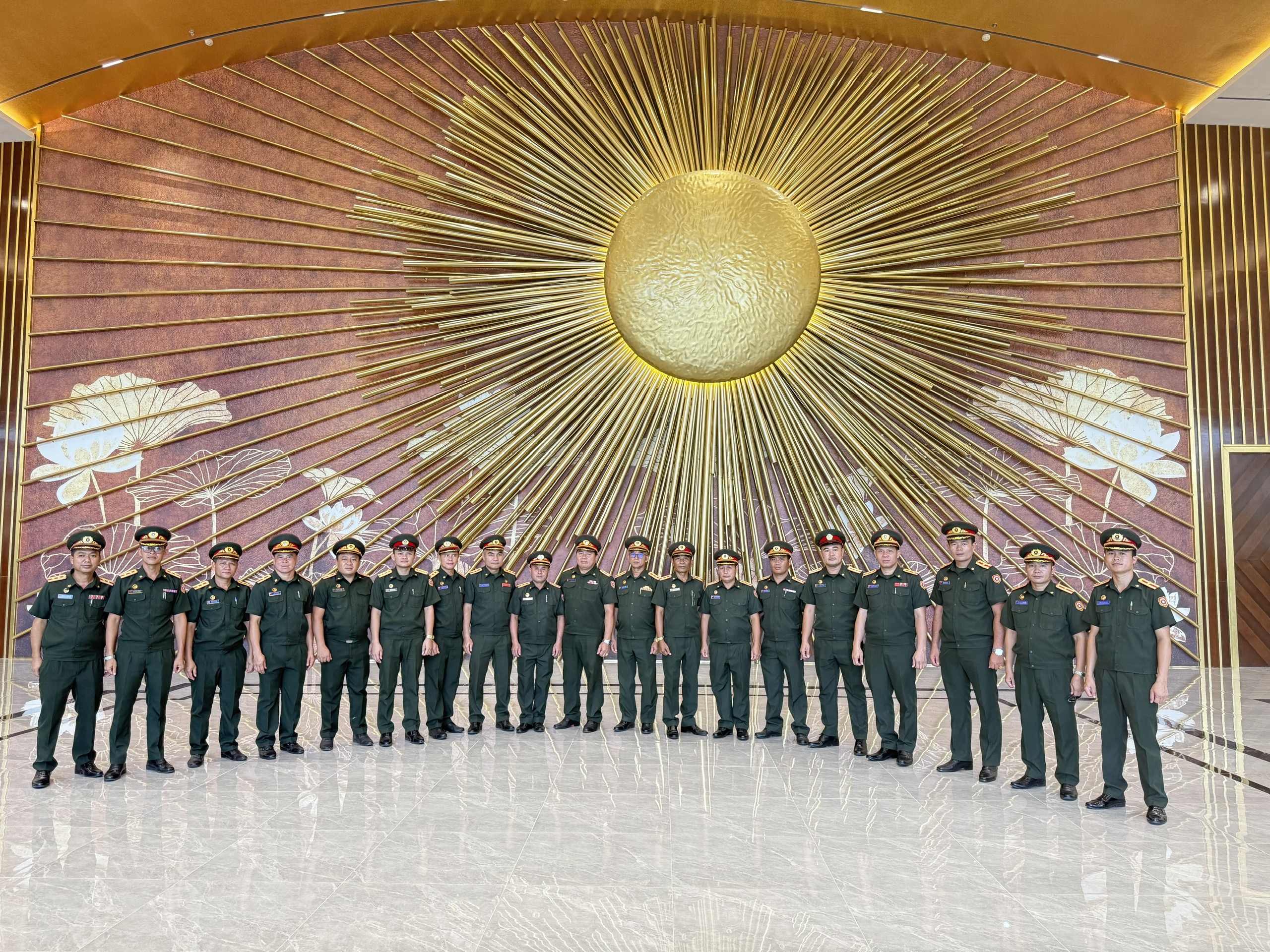 TIẾP THÊM ĐỘNG LỰC, CỦNG CỐ NIỀM TIN VÀ KHÁT VỌNG CỐNG HIẾN THÔNG QUA THAM QUAN TRIỂN LÃM 80 NĂM MỘT HÀNH TRÌNH VINH QUANG