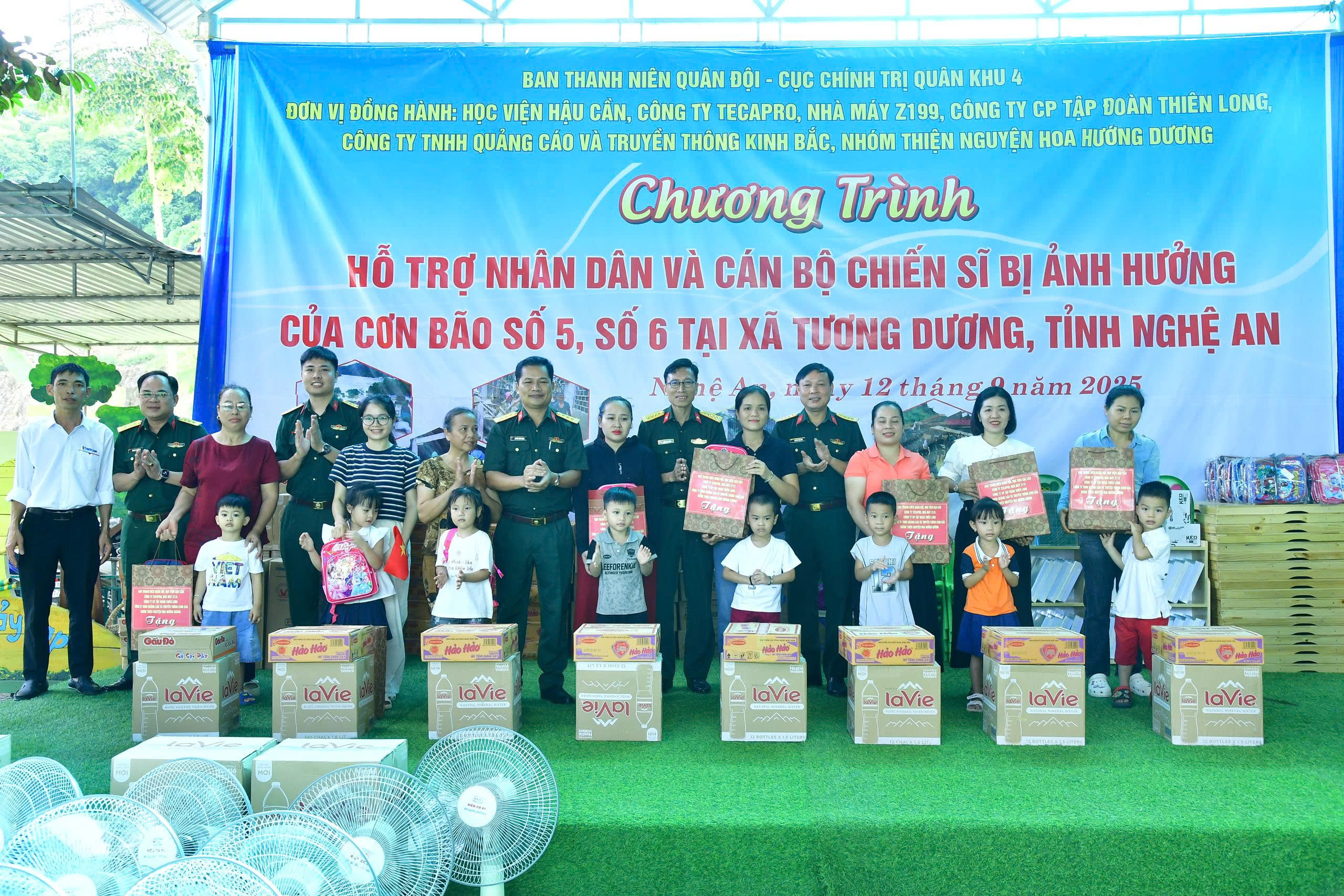 HỌC VIỆN HẬU CẦN TRAO NHIỀU PHẦN QUÀ Ý NGHĨA TẶNG NHÂN DÂN, CÁN BỘ, CHIẾN SĨ VÀ HỌC SINH TẠI NGHỆ AN