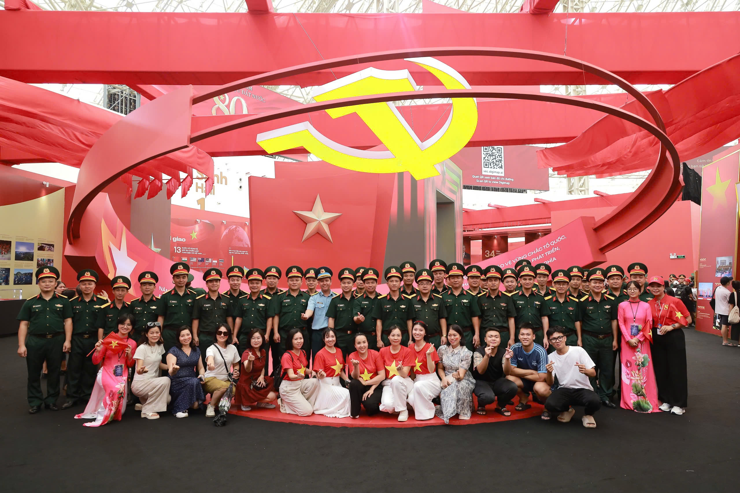 HỌC VIỆN HẬU CẦN TỔ CHỨC CHO CÁN BỘ,  HỌC VIÊN THAM QUAN TRIỂN LÃM THÀNH TỰU ĐẤT NƯỚC