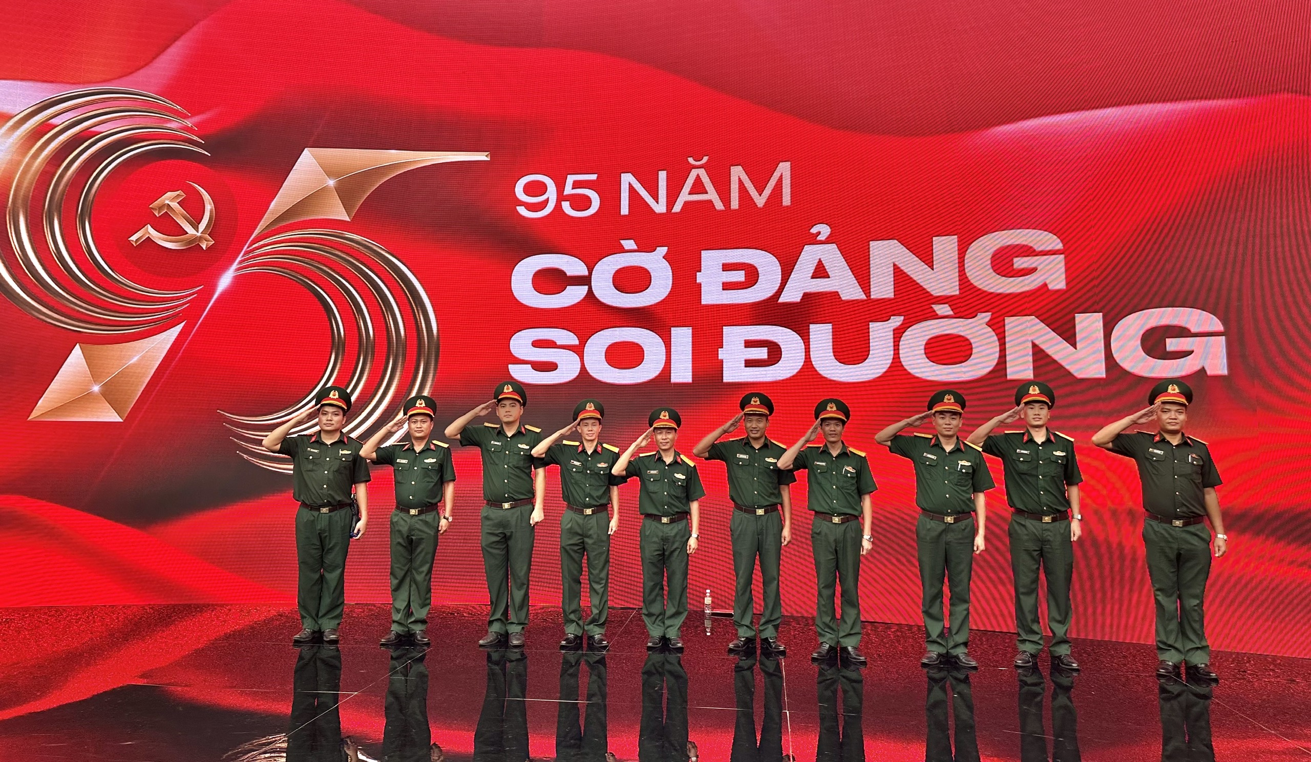 TRUYỀN CẢM HỨNG, TIẾP THÊM ĐỘNG LỰC PHẤN ĐẤU  QUA THAM QUAN TRIỂN LÃM THÀNH TỰU ĐẤT NƯỚC