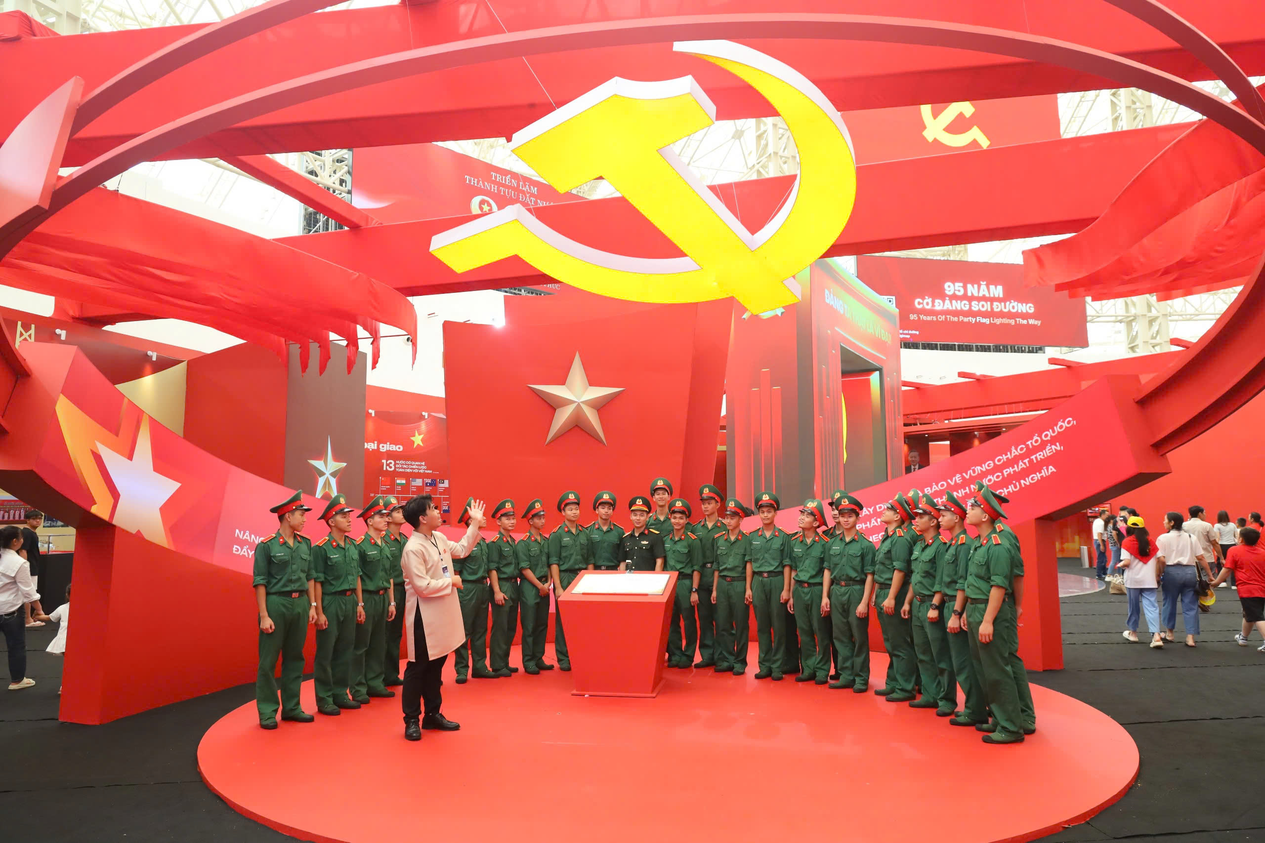 KHƠI DẬY LÒNG TỰ HÀO DÂN TỘC, NIỀM TIN, Ý CHÍ PHẤN ĐẤU THÔNG QUA THAM QUAN TRIỂN LÃM THÀNH TỰU ĐẤT NƯỚC