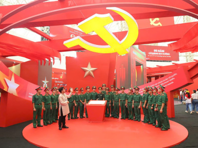 KHƠI DẬY LÒNG TỰ HÀO DÂN TỘC, NIỀM TIN, Ý CHÍ PHẤN ĐẤU THÔNG QUA THAM QUAN TRIỂN LÃM THÀNH TỰU ĐẤT NƯỚC