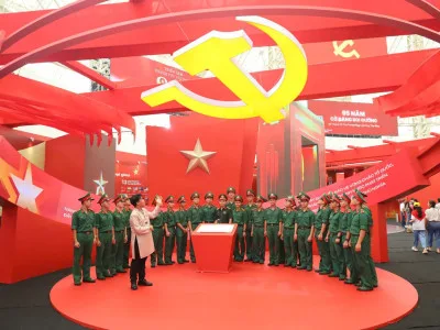 KHƠI DẬY LÒNG TỰ HÀO DÂN TỘC, NIỀM TIN, Ý CHÍ PHẤN ĐẤU THÔNG QUA THAM QUAN TRIỂN LÃM THÀNH TỰU ĐẤT NƯỚC