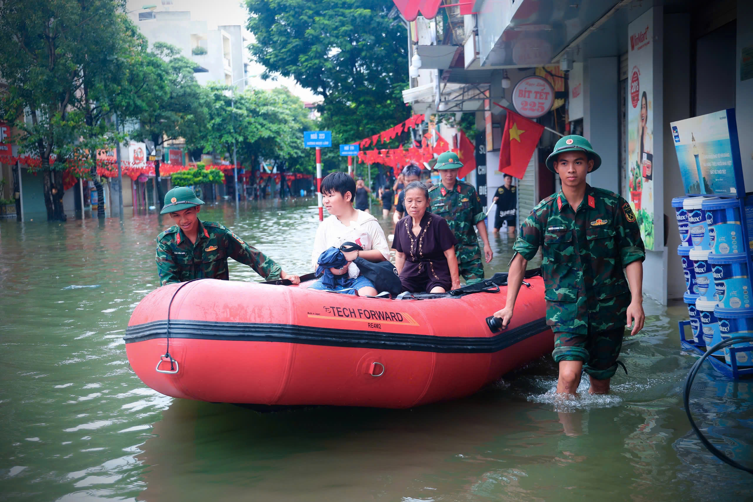 CÁN BỘ, HỌC VIÊN HỌC VIỆN HẬU CẦN GIÚP DÂN  KHẮC PHỤC HẬU QUẢ CƠN BÃO SỐ 5