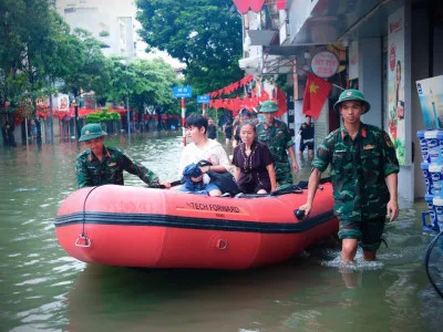 CÁN BỘ, HỌC VIÊN HỌC VIỆN HẬU CẦN GIÚP DÂN  KHẮC PHỤC HẬU QUẢ CƠN BÃO SỐ 5