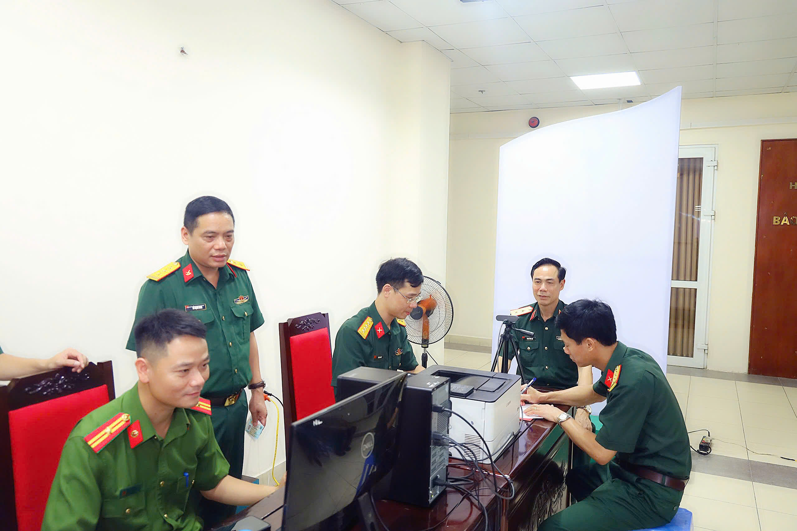 HỌC VIỆN HẬU CẦN TỔ CHỨC ĐỔI THẺ ĐẢNG VIÊN  TRONG ĐẢNG BỘ