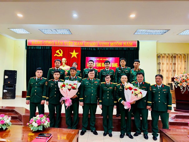 TRAO TẶNG HUY HIỆU 30 NĂM TUỔI ĐẢNG CHO ĐẢNG VIÊN