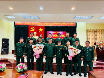 TRAO TẶNG HUY HIỆU 30 NĂM TUỔI ĐẢNG CHO ĐẢNG VIÊN