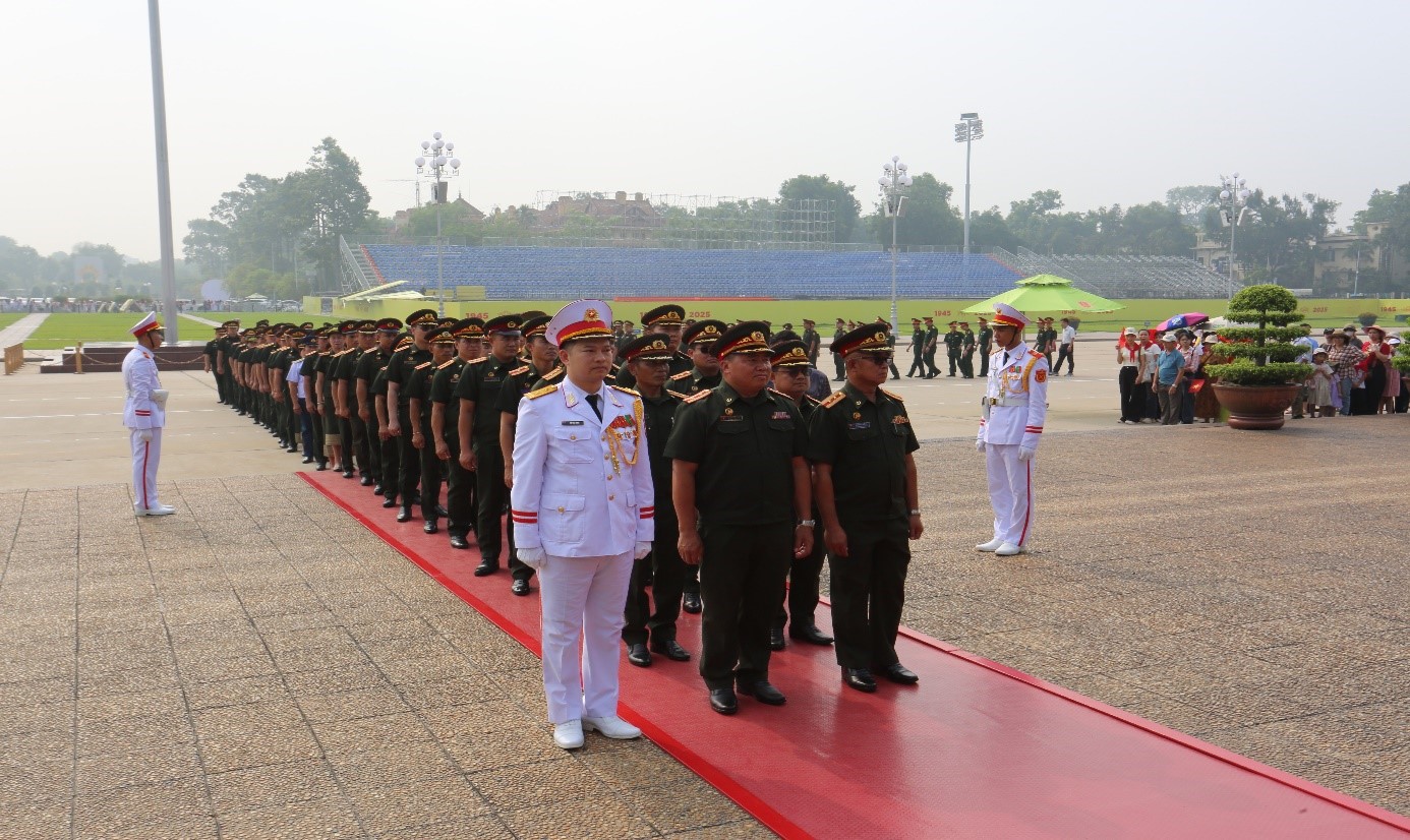 ĐOÀN CÁN BỘ QUÂN ĐỘI NHÂN DÂN LÀO TẬP HUẤN TẠI HỌC VIỆN HẬU CẦN VÀO LĂNG VIẾNG CHỦ TỊCH  HỒ CHÍ MINH