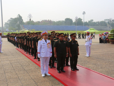 ĐOÀN CÁN BỘ QUÂN ĐỘI NHÂN DÂN LÀO TẬP HUẤN TẠI HỌC VIỆN HẬU CẦN VÀO LĂNG VIẾNG CHỦ TỊCH  HỒ CHÍ MINH
