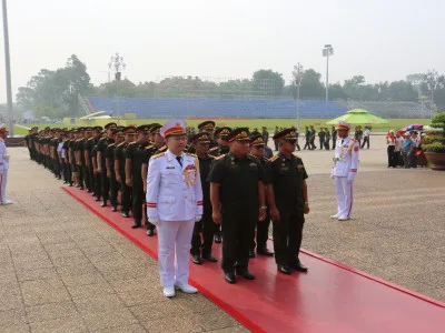 ĐOÀN CÁN BỘ QUÂN ĐỘI NHÂN DÂN LÀO TẬP HUẤN TẠI HỌC VIỆN HẬU CẦN VÀO LĂNG VIẾNG CHỦ TỊCH  HỒ CHÍ MINH