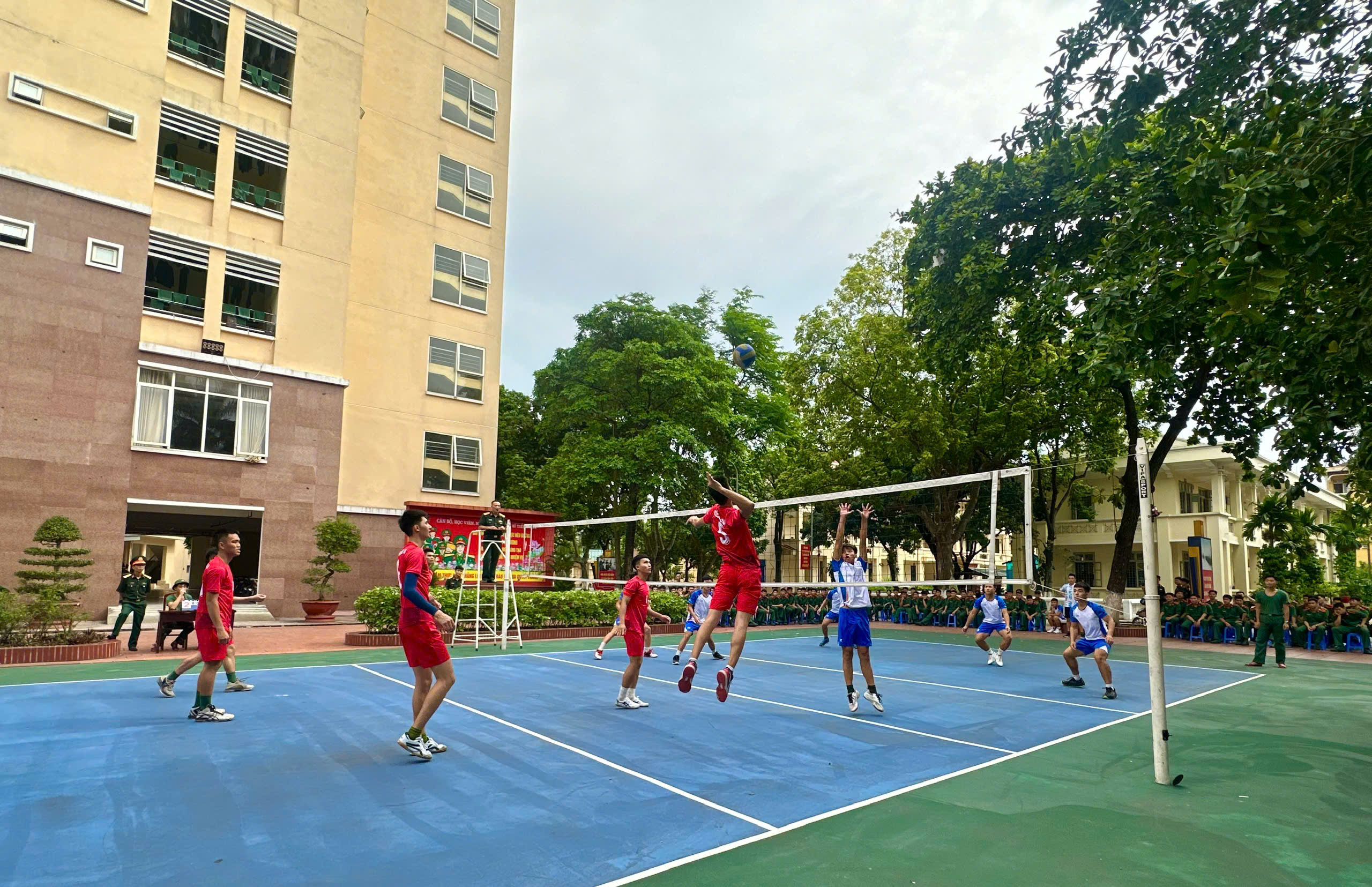 SÔI NỔI GIAO LƯU BÓNG CHUYỀN CHÀO MỪNG ĐẠI HỘI ĐẠI BIỂU ĐẢNG BỘ HỌC VIỆN HẬU CẦN LẦN THỨ XXIII