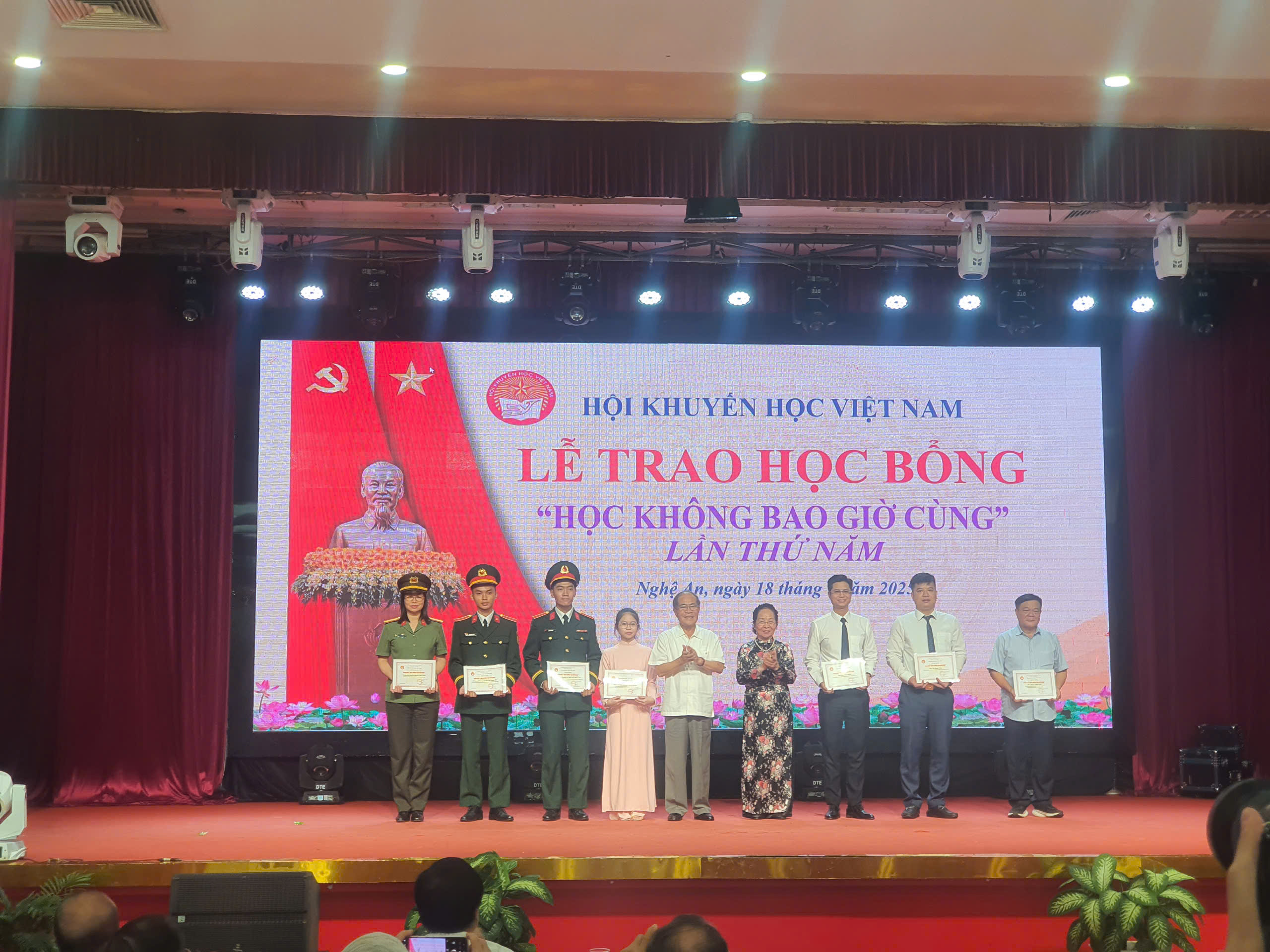 NGỌN LỬA TRI THỨC KHÔNG BAO GIỜ TẮT