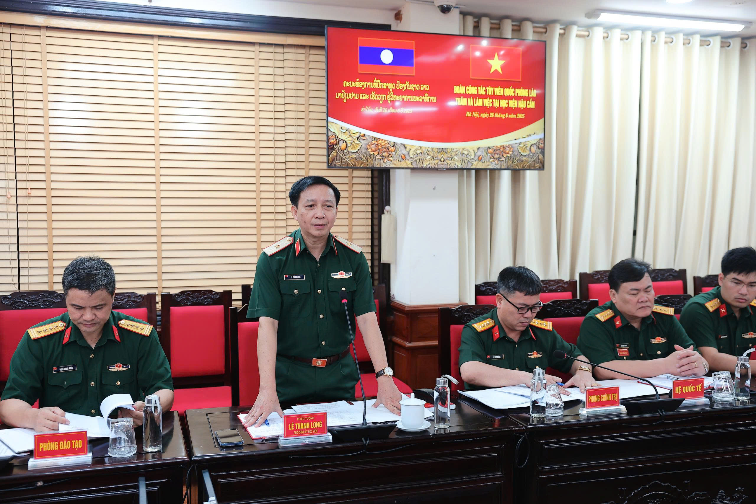 ĐOÀN CÔNG TÁC TÙY VIÊN QUỐC PHÒNG LÀO  THĂM VÀ LÀM VIỆC TẠI HỌC VIỆN HẬU CẦN