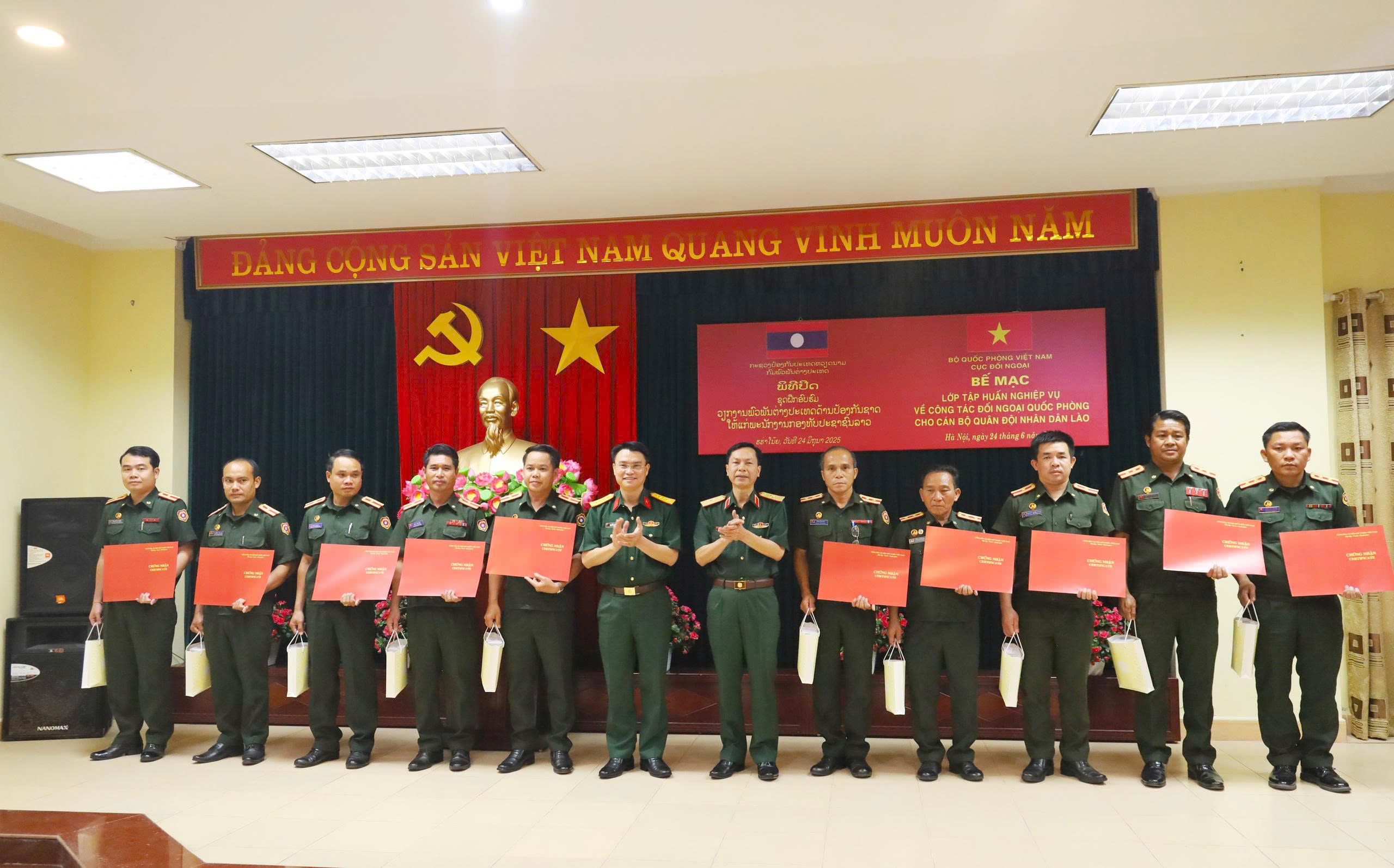 BẾ MẠC TẬP HUẤN CÔNG TÁC ĐỐI NGOẠI QUỐC PHÒNG CHO QUÂN ĐỘI NHÂN DÂN LÀO