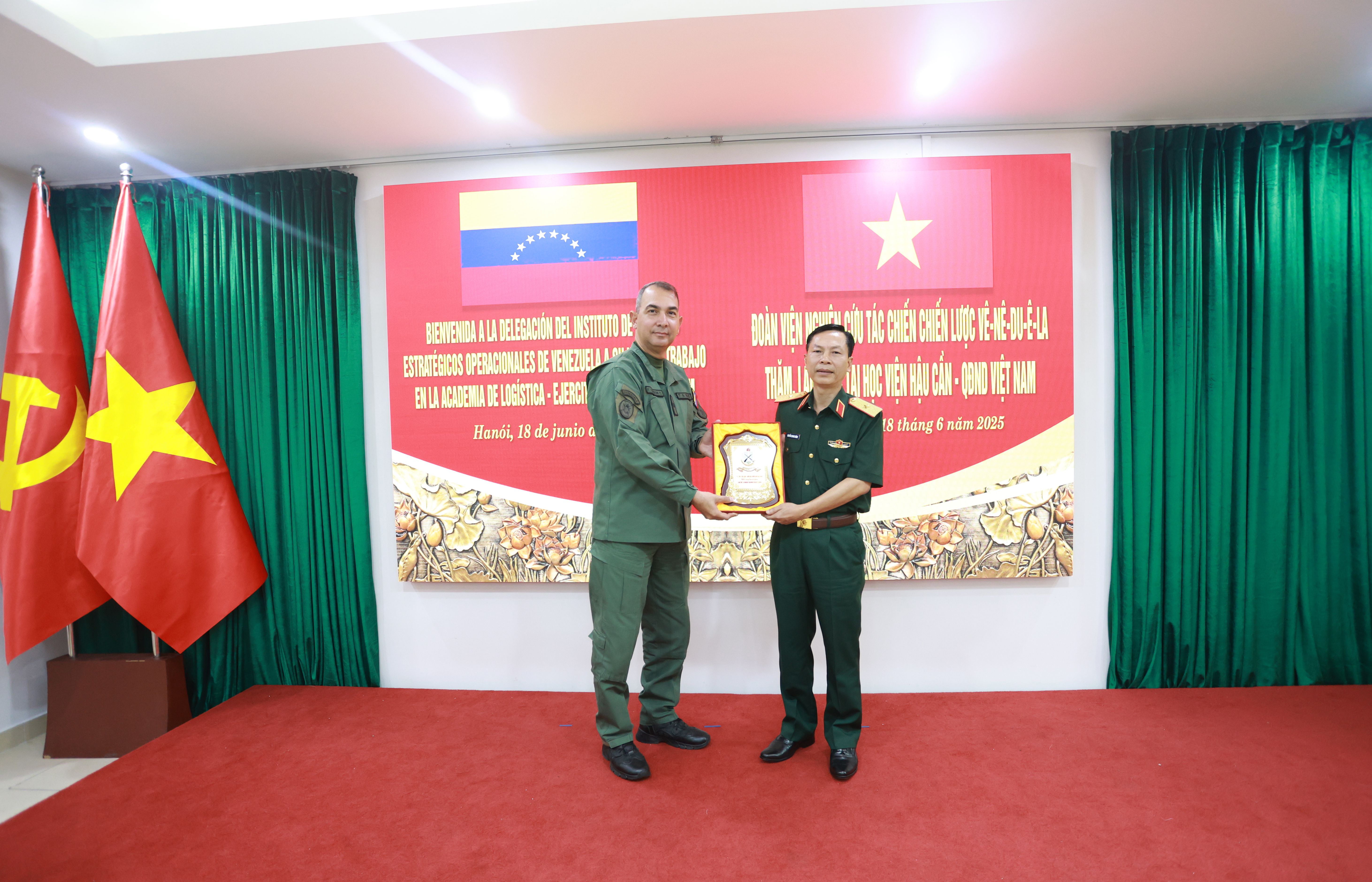 ĐOÀN VIỆN NGHIÊN CỨU TÁC CHIẾN CHIẾN LƯỢC VÊ-NÊ-DU-Ê-LA THĂM, LÀM VIỆC TẠI HỌC VIỆN HẬU CẦN