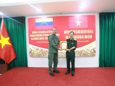 ĐOÀN VIỆN NGHIÊN CỨU TÁC CHIẾN CHIẾN LƯỢC VÊ-NÊ-DU-Ê-LA THĂM, LÀM VIỆC TẠI HỌC VIỆN HẬU CẦN