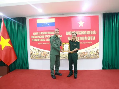 ĐOÀN VIỆN NGHIÊN CỨU TÁC CHIẾN CHIẾN LƯỢC VÊ-NÊ-DU-Ê-LA THĂM, LÀM VIỆC TẠI HỌC VIỆN HẬU CẦN