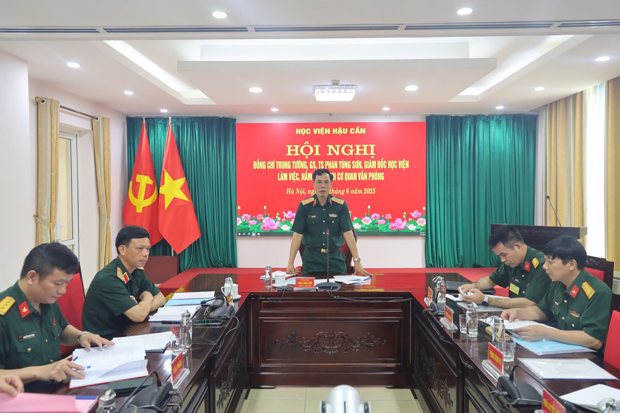 GIÁM ĐỐC HỌC VIỆN HẬU CẦN LÀM VIỆC, NẮM TÌNH HÌNH CƠ QUAN VĂN PHÒNG