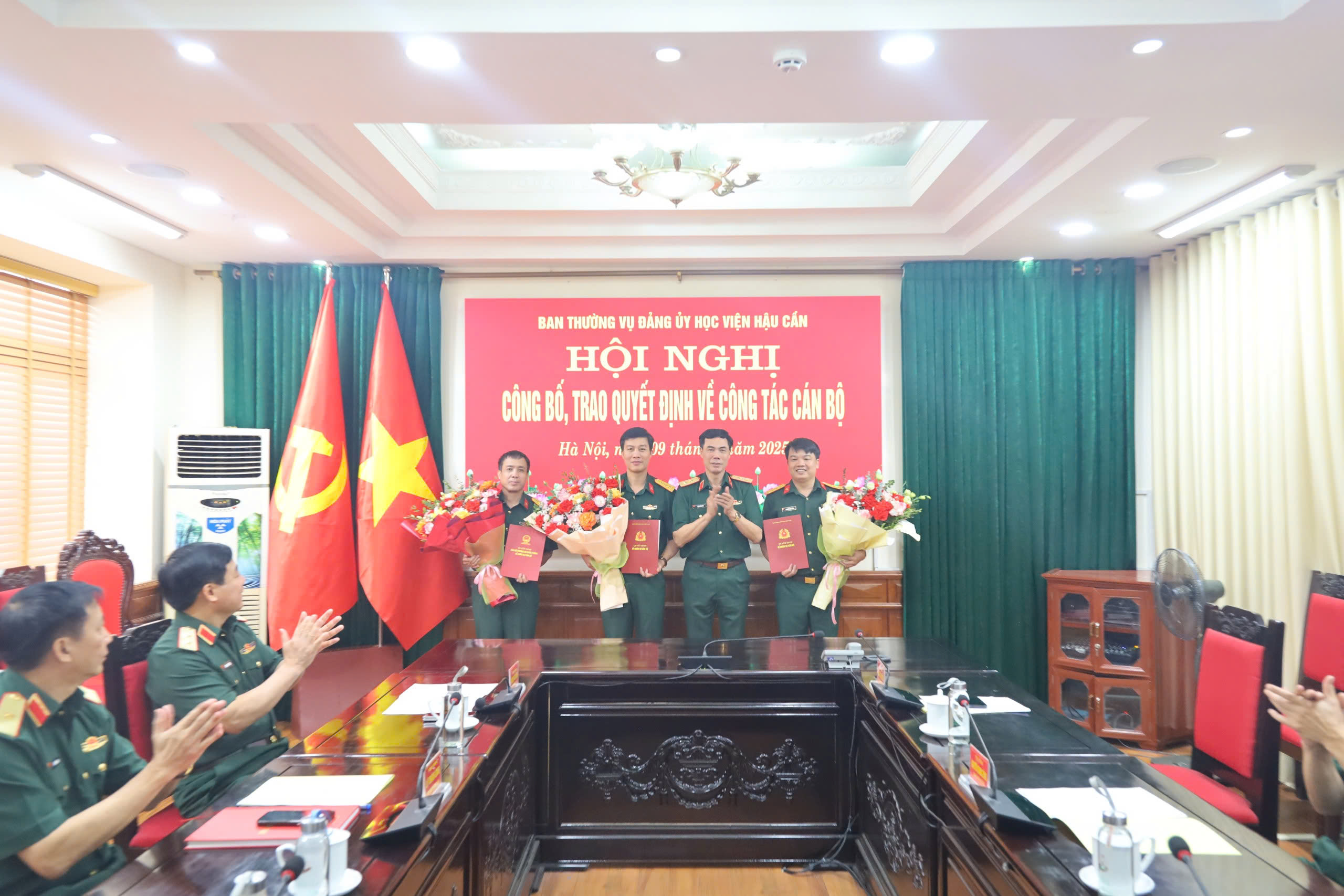 HỌC VIỆN HẬU CẦN CÔNG BỐ, TRAO QUYẾT ĐỊNH VỀ CÔNG TÁC CÁN BỘ