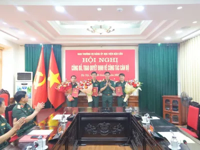 HỌC VIỆN HẬU CẦN CÔNG BỐ, TRAO QUYẾT ĐỊNH VỀ CÔNG TÁC CÁN BỘ